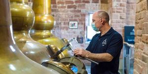 Read more about the article Independent whisky distillery offers ‘distiller for a day’ stays on Airbnb